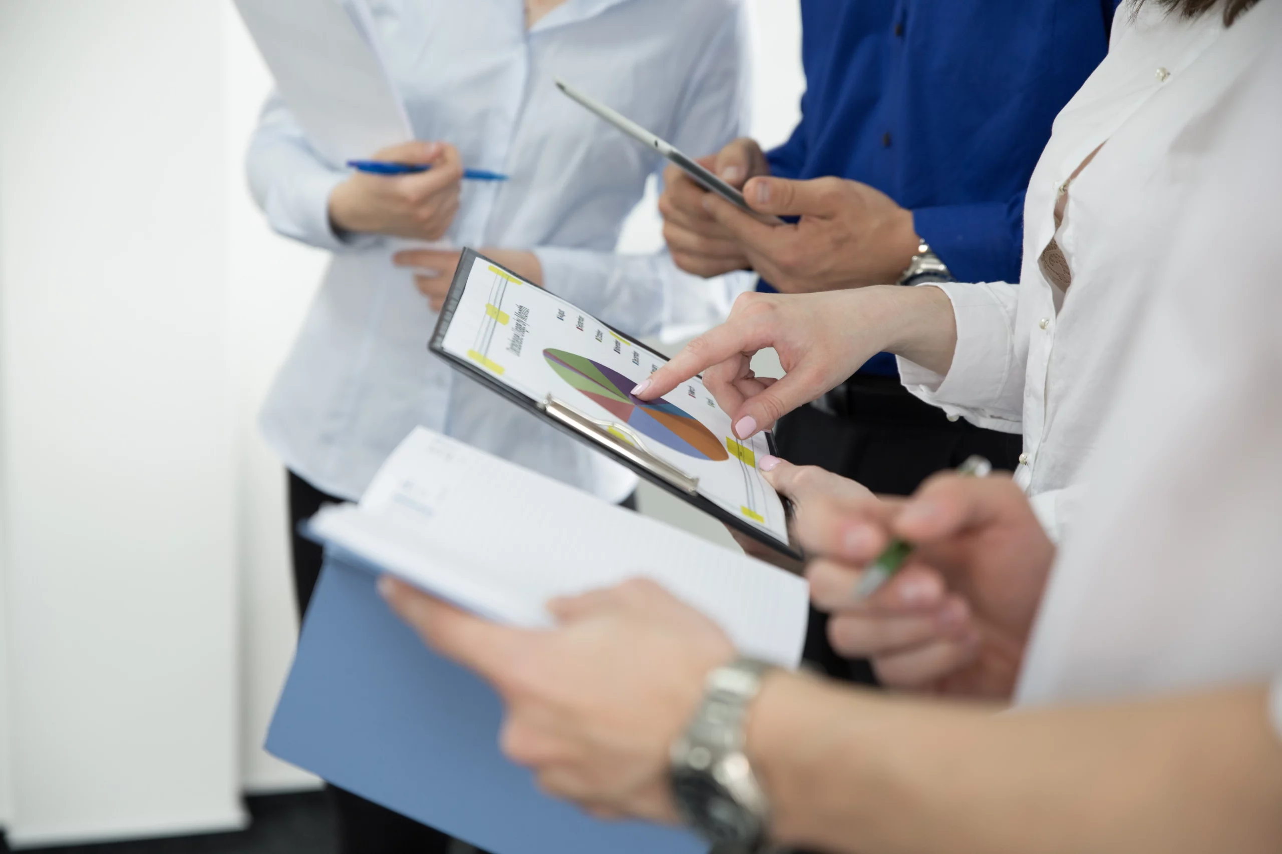 Agencja performance - 3 wyzwania - grupa osób sprawdzająca statystyki